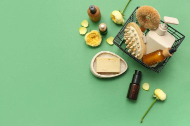 Kozmetik ürünler, banyo malzemeleri ve renk arkaplan üzerinde gül çiçekleri ile kompozisyon