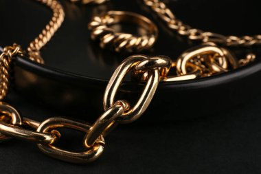 Siyah arka planda güzel mücevherleri olan bir tabak.