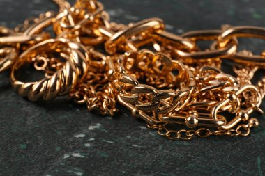 Siyah arka planda güzel mücevherler.