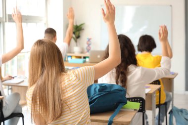 Sınıfta ders alan bir grup öğrenci.