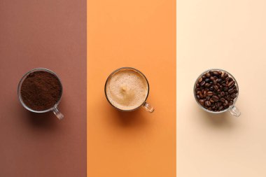 Bir fincan sıcak espresso ve renkli arkaplanda kahve çekirdekleri.