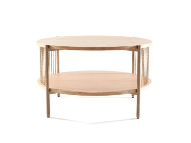 Beyaz arka planda ahşap sehpa