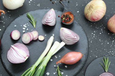 Grunge siyah arkaplanda farklı soğan çeşitleri olan tahtalar