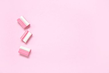 Pembe arka planda lezzetli sakız çiğneme