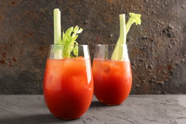 Gri masadaki kerevizli Bloody Mary bardakları