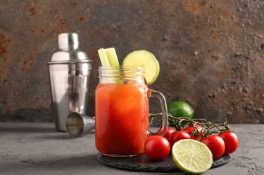 Mason kavanozu içinde kereviz ve sallanan gri masalı Bloody Mary
