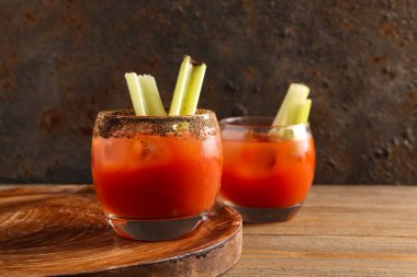 Kanlı Mary ve kereviz dolu tahta bir masa.