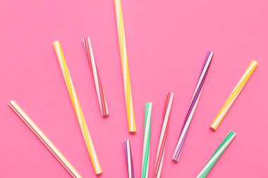 Pembe arka planda farklı içki pipetleri