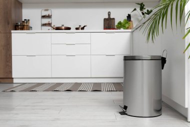 Mutfağın içindeki metal çöp tenekesi.