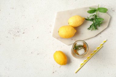 Beyaz arka planda limonlu buzlu çay ve yiyecek.