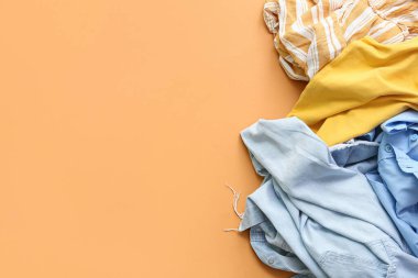 Kirli çamaşır yığını turuncu arka planda