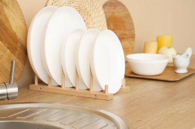 Tabaklı mutfak tezgahı, temiz tabaklar ve kesim tahtaları.