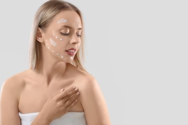 Yüzünde krem lekesi olan seksi genç bir kadın.