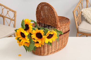 Yemek odasındaki masada ayçiçekli sepet.