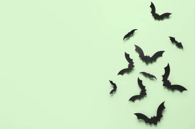 Cadılar Bayramı partisi için kağıt yarasalar yeşil arka planda