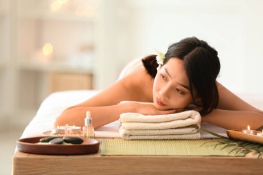 Kaplıca salonundaki güzel Asyalı kadın.