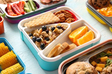 Değişik arkaplanda farklı lezzetli yemekler olan beslenme çantaları.