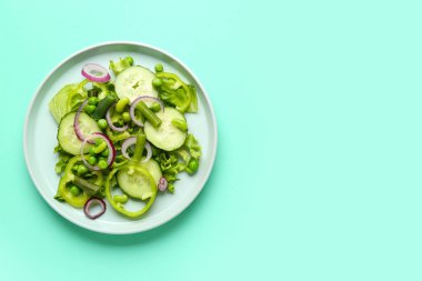Turkuaz arka planda lezzetli sebze salatası.