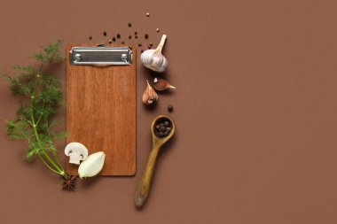 Boş menü tahtası ve renk arkaplanındaki baharatlarla kompozisyon