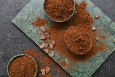 Siyah arka planda kakao tozu ve fasulye kaseleri