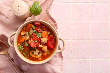 Pembe fayanslı biftek güveci.