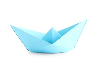 Beyaz arkaplanda mavi origami teknesi