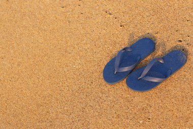 Tatil köyündeki kumda şık taklalar atıyor.