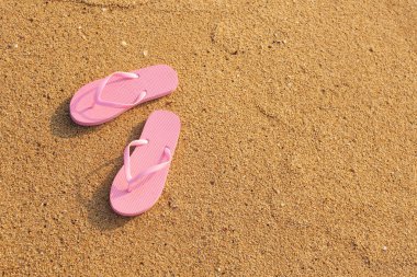 Tatil köyündeki kumda şık taklalar atıyor.