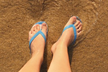 Şık taklalar atan bir kadın tatil köyünde kumlara düşer.