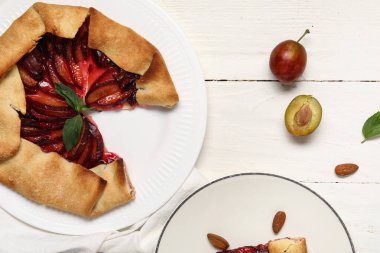 Beyaz ahşap arka planda naneli lezzetli erik galeti tabağı.