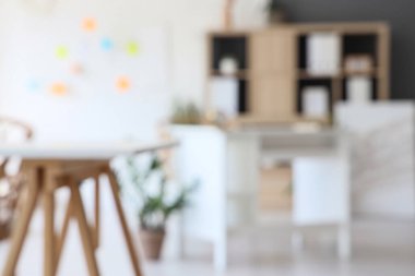 İş yerlerinin olduğu modern ofisin bulanık görünümü