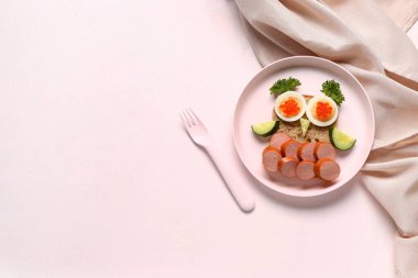 Pembe masada baykuş şeklinde komik çocuk kahvaltısı tabağı.