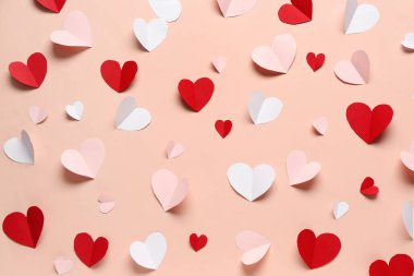 Pembe arka planda kağıttan yapılmış güzel kalpler. Ulusal Tatlı Gün