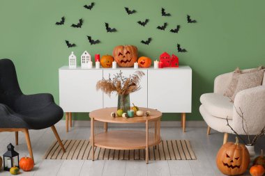 Cadılar Bayramı için koltuk ve koltukla dekore edilmiş oturma odasının içi.