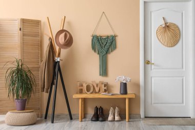 Elbise, bank ve beyaz kapılı salonun içi.