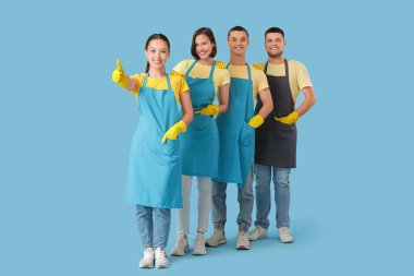 Mavi arka planda bir grup genç hademe