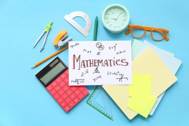 Mavi arka planda kelime MATHEMATICS ve okul kırtasiyesi kağıt sayfa