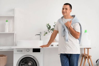 Çamaşırhanedeki genç adam.