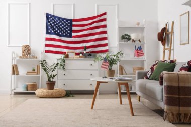 ABD bayrakları, masa ve rahat kanepe oturma odasının içinde.