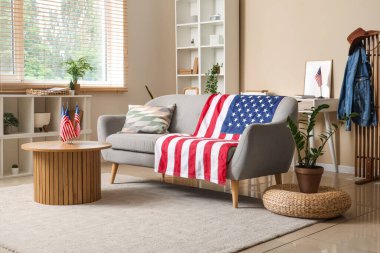 ABD bayrakları, kanepe ve masa oturma odasının içinde.