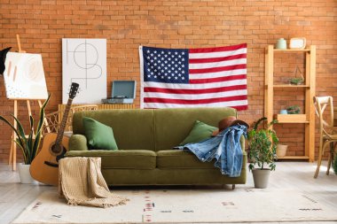 ABD bayrağı ve rahat kanepe oturma odasının içinde.