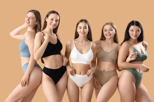 Многие красивые женщины в нижнем белье на бежевом фоне