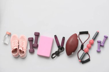 Gri arkaplanda spor ekipmanları