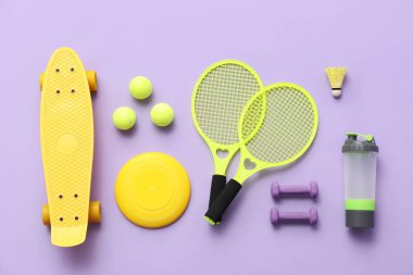 Leylak arka planda spor ekipmanı seti, üst görünüm