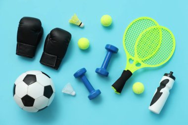Mavi arka planda spor ekipmanları seti, üst görünüm