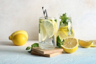 Açık mavi masada naneli bir sürahi taze limonata.