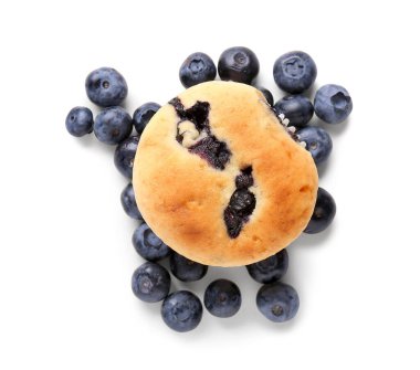 Beyaz arka planda lezzetli yaban mersinli kek, yakın plan.