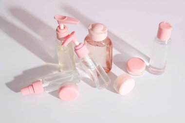 Beyaz arka planda izole edilmiş farklı seyahat kozmetik ürünleri.