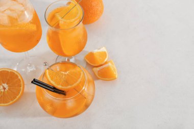 Beyaz arka planda portakallı Aperol sprey kokteyli.