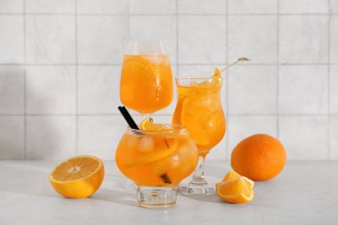 Beyaz masada portakallı Aperol sprey kokteyli.